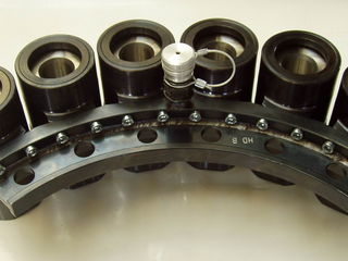 Tragring mit 6 Spannzylindern zur Montage einer Flanschverbindung